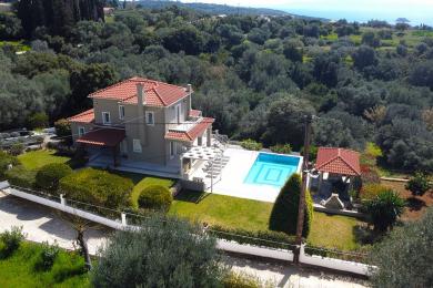 Immaculate luxury villa with extensive gardens & pool